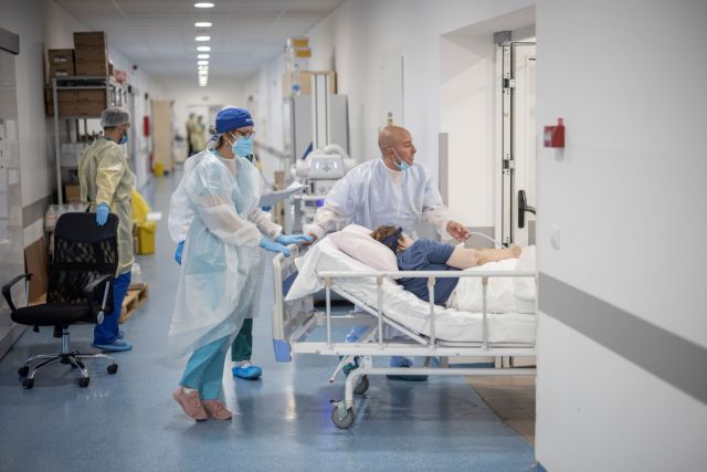 Βρετανία – Τα νοσοκομεία μπορεί να δυσκολευθούν ακόμα κι αν μειωθούν τον χειμώνα οι θάνατοι από κοροναϊό