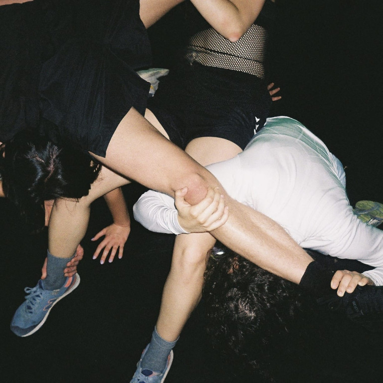 HOWEVER – Μια performance-εγκατάσταση που εμπνέεται από τα ιντερνετικά how-to’s