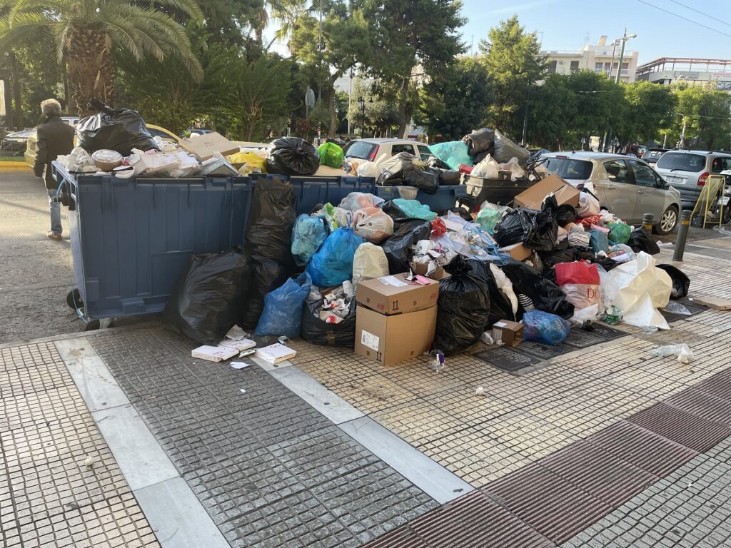 Πνίγηκε στα σκουπίδια η Καλλιθέα - Τι ζητούν οι εργαζόμενοι στην καθαριότητα