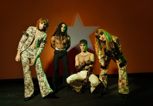 Οι Maneskin αποκλειστικά στο in.gr – Ακούσαμε το νέο τους τραγούδι MAMMAMIA και αναλύσαμε πόσο… ντίβα είναι ο Damiano