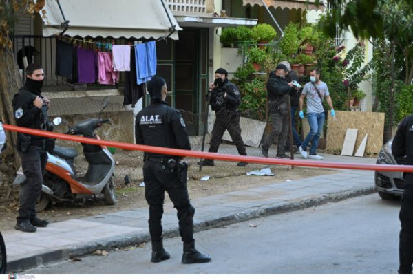 Δολοφονία στο Αιγάλεω – Παραδόθηκε ο 20χρονος γιος