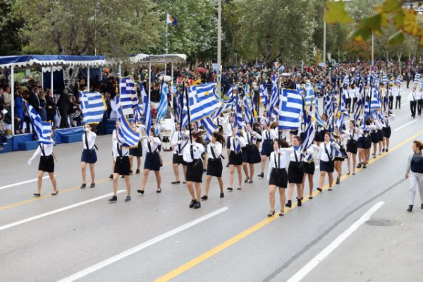 28η Οκτωβρίου – Αναφορές για ξεχωριστό «χώρο γυναικών» στην πρόσκληση των επισήμων στην παρέλαση της Θεσσαλονίκης