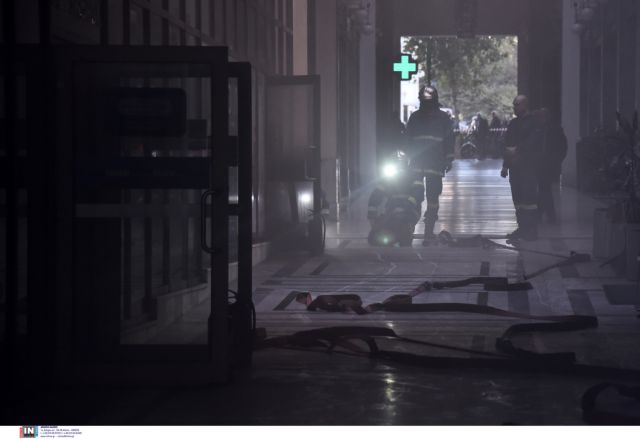 Συναγερμός στην Πυροσβεστική - Καπνός από υπόγειο κτιρίου τράπεζας στην Σταδίου