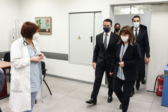 Σακελλαροπούλου – Εμβολιάστηκε με την τρίτη δόση – Με το εμβόλιο θα απαλλαγούμε από την πανδημία