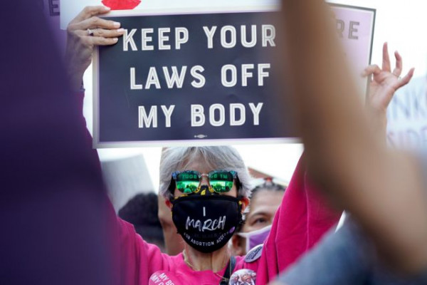 ΗΠΑ: Χιλιάδες στους δρόμους για το δικαίωμα στην έκτρωση – «Κάτω τα χέρια από τα σώματά μας»
