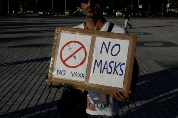 Λάρισα – Μήνυση κατά Μητσοτάκη, κυβέρνησης και λοιμωξιολόγων κατέθεσαν αντιεμβολιαστές