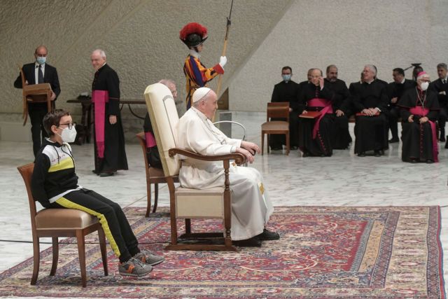 Βατικανό – Επίμονο αγόρι κλέβει την παράσταση στην ακρόαση του πάπα Φραγκίσκου [εικόνες]