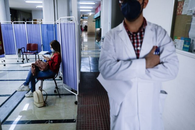 Κοροναϊός – Κοντά στις 16.000 θανάτους ενώ η γρίπη πλησιάζει – Ανεμβολίαστοι το 40% του πληθυσμού