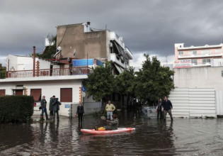 Κακοκαιρία «Μπάλλος» – «Λίμνη» έγινε ο Κολωνός – Κάτοικος πέρασε τον δρόμο με… κανό