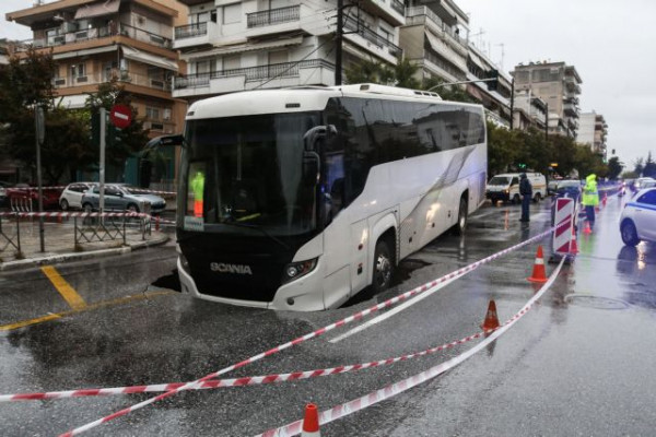 Θεσσαλονίκη – Πού οφείλεται η τρύπα που «κατάπιε» το λεωφορείο