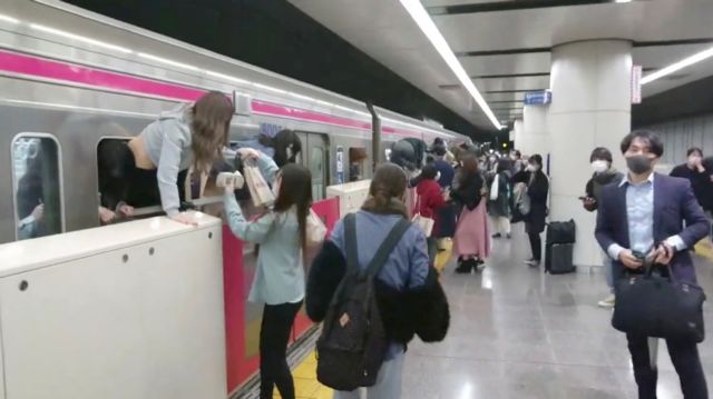 Ιαπωνία – Επίθεση με μαχαίρι σε τρένο στο Τόκιο – Στους 17 οι τραυματίες
