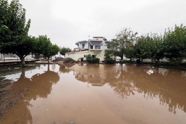 Κακοκαιρία «Αθηνά» – Εικόνες καταστροφής και απόγνωση στην Εύβοια – Μεγάλες ζημιές σε Πήλιο, Λάρισα