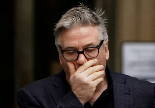 Άλεκ Μπάλντουιν – Ευνοούσε το περιβάλλον για λάθη; – Τι λέει ειδικός για τον τραγικό θάνατο της 42χρονης