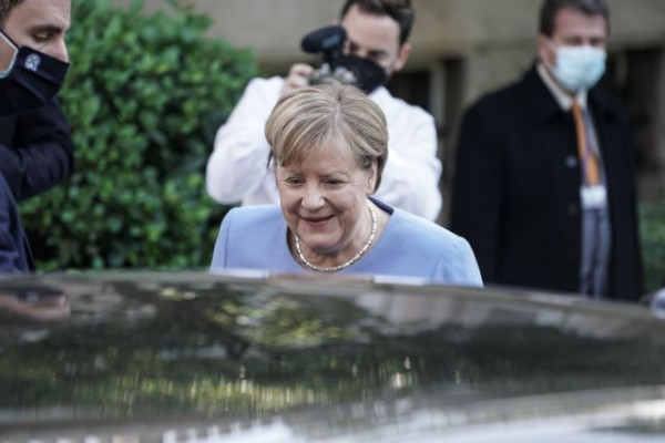 Spiegel για Μέρκελ: «Θα ζητήσει συγγνώμη από τους Έλληνες που έχασαν τη δουλειά τους»