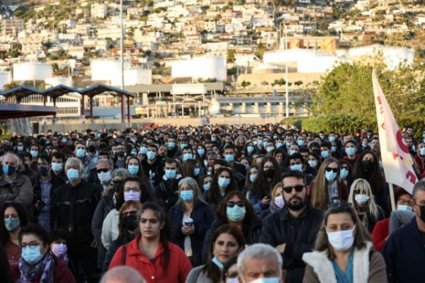 Συνεχίζεται για τρίτη ημέρα η απεργία των λιμενεργατών – Μεγάλη συγκέντρωση στο ΣΕΜΠΟ