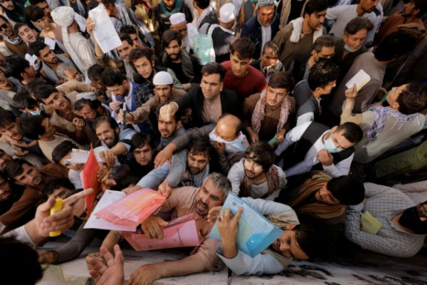 Αφγανιστάν – Εκατοντάδες έσπευσαν μάταια για να βγάλουν διαβατήριο – Κάποιοι ξυλοκοπήθηκαν [εικόνες]