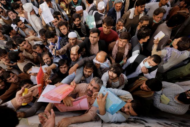 Αφγανιστάν – Εκατοντάδες έσπευσαν μάταια για να βγάλουν διαβατήριο – Κάποιοι ξυλοκοπήθηκαν [εικόνες]