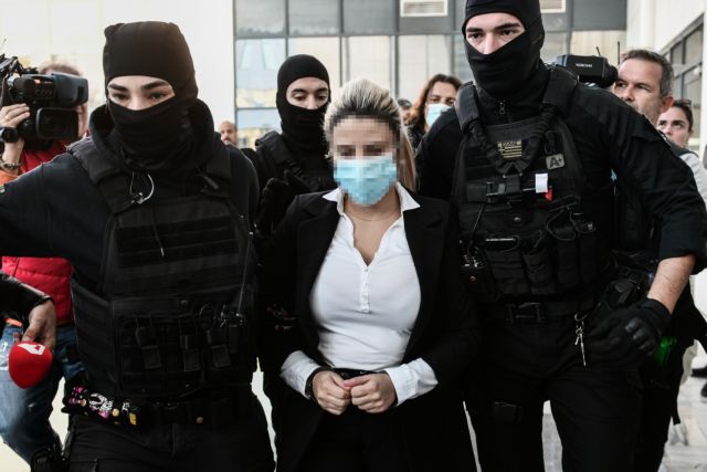 Επίθεση με βιτριόλι – «Τέρας, τέρας όρθιο» – Ξέσπασαν κατά της Έφης Κακαράντζουλα