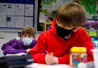 Βρετανία –  Τα παιδιά τροφοδοτούν τα κρούσματα κοροναϊού – Ανησυχία για τον αργό ρυθμό εμβολιασμού των μαθητών