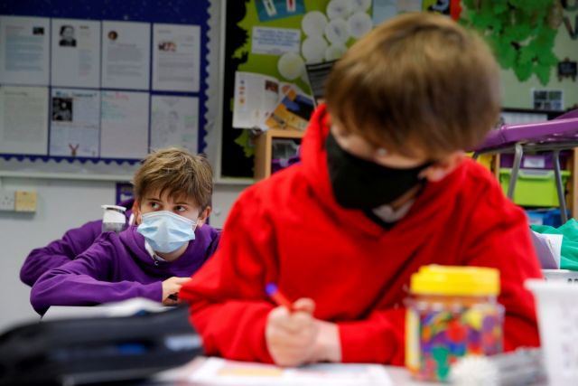 Βρετανία –  Τα παιδιά τροφοδοτούν τα κρούσματα κοροναϊού – Ανησυχία για τον αργό ρυθμό εμβολιασμού των μαθητών