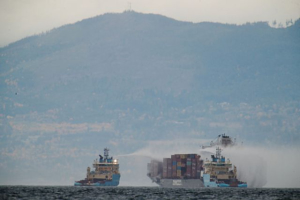Καναδάς – Στις φλόγες πλοίο με κοντέινερ – Εκλύονται τοξικά αέρια
