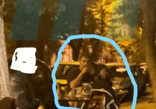 Βανδή – Μπισμπίκης – Αγκαλιές και φιλιά στο… «Ναυάγιο» των Εξαρχείων