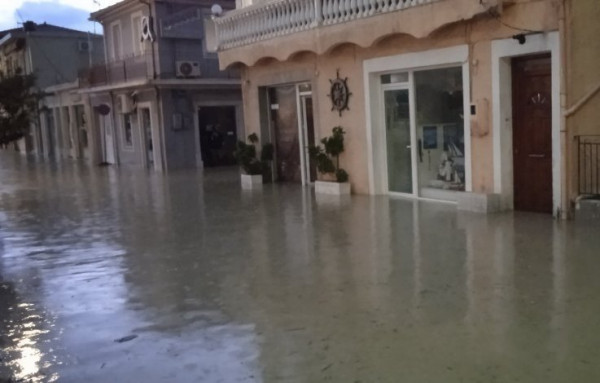 Κεφαλονιά – Πλημμύρισε το Ληξούρι – Ούτε στον «Ιανό» έτσι