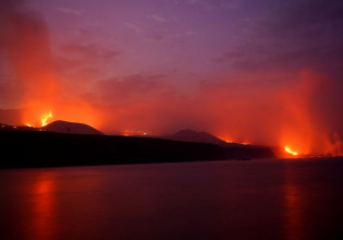 Λα Πάλμα – Ποτάμια λάβας καταλήγουν στον Ατλαντικό μετά από την έκρηξη του ηφαιστείου