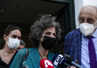 Μαργαρίτα Θεοδωράκη – «Δεν ξέρω αν θα πάω στο μνημόσυνο του πατέρα μου»