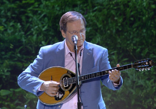 Σπίτι με το MEGA – Με το «Αγριολούλουδο» ξεκίνησε η μαγική βραδιά του Χρήστου Νικολόπουλου