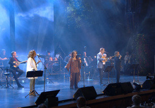 Σπίτι με το MEGA – O Χρήστος Νικολόπουλος και οι μούσες του σε μια υπέροχη λαϊκή βραδιά