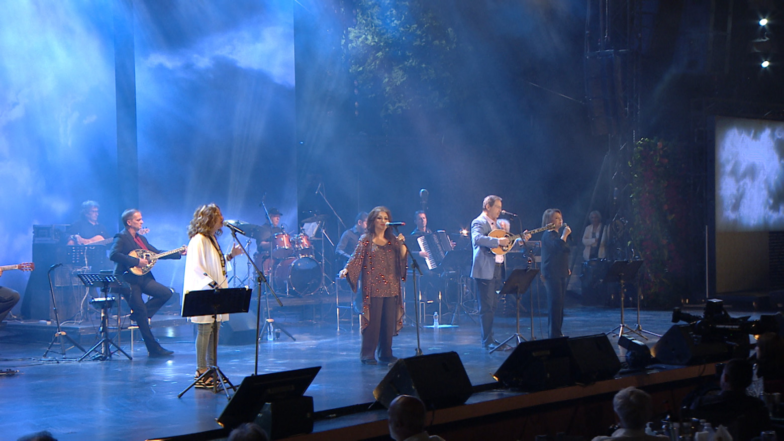 Σπίτι με το MEGA – O Χρήστος Νικολόπουλος και οι μούσες του σε μια υπέροχη λαϊκή βραδιά