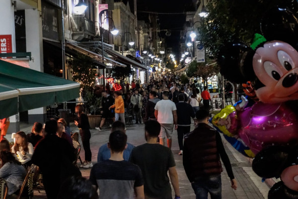 Κοροναϊός – Το αρνητικό ρεκόρ κρουσμάτων χτύπησε συναγερμό – Αυτά είναι τα νέα μέτρα που εξετάζονται