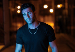 Πέτρος Ιακωβίδης – Ενώνει τη φωνή του με τη Νατάσα Θεοδωρίδου στο «Σπίτι με το MEGA»