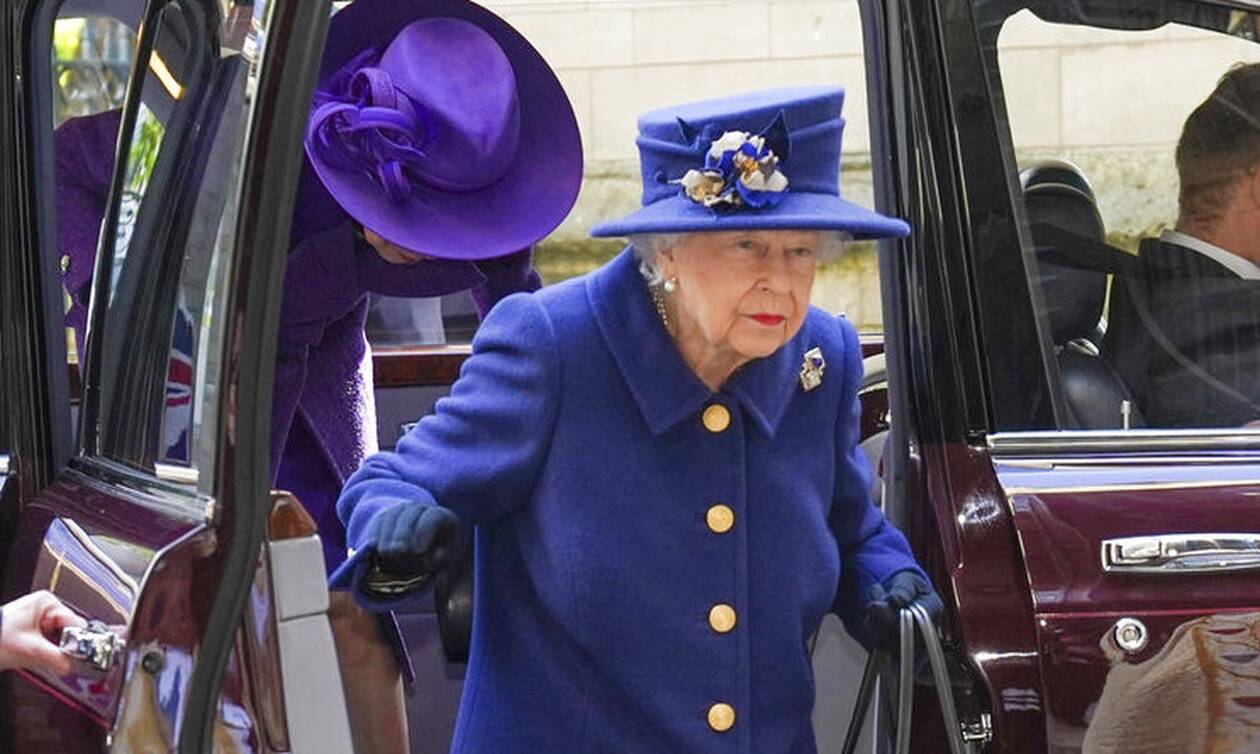 Χαμός στη Μεγάλη Βρετανία - Με μπαστούνι η Βασίλισσα Ελισάβετ μετά από 18 χρόνια
