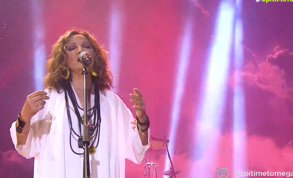 «Της καληνύχτας τα φιλιά μην μου τα δίνεις» τραγουδάει η Γλυκερία σε μια ιδιαίτερα συγκινητική εκτέλεση μόνο για το «Σπίτι με το MEGA»