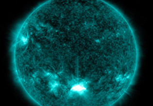 Ήλιος – Εκτόξευσε μια ισχυρή έκλαμψη που θα φτάσει σύντομα στη Γη