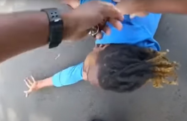 ΗΠΑ – Σοκαριστικό βίντεο – Αστυνομικοί βγάζουν με τη βία παραπληγικό από αυτοκίνητο