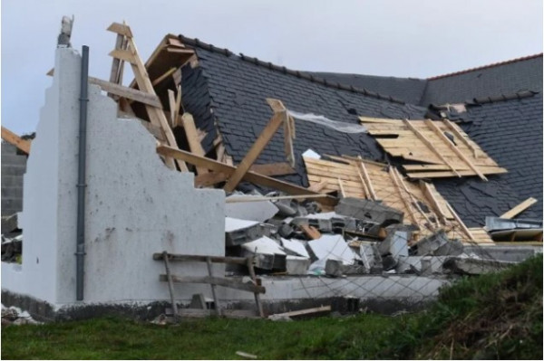 Γαλλία – Η καταιγίδα «Αυγή» σαρώνει τη χώρα – 120.000 νοικοκυριά χωρίς ρεύμα