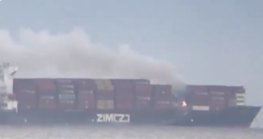 Καναδάς – Ελληνόκτητο πλοίο έχει παραδοθεί στις φλόγες