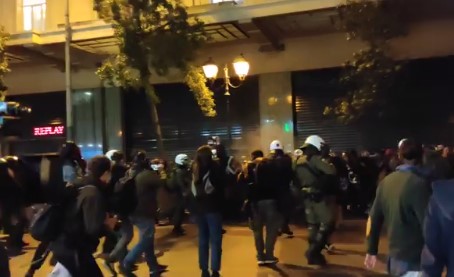 Ένταση και επεισόδια στο κέντρο της Αθήνας σε πορεία για τον νεκρό στο Πέραμα