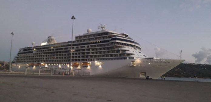 Κρήτη – Στο λιμάνι της Σούδας το «εξάστερο» κρουαζιερόπλοιο Seven Seas Splendor