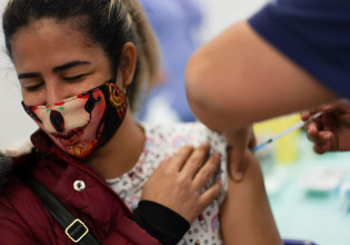 Εμβόλια – Έρευνα του ECDC για την αποτελεσματικότητά τους – Χειροπιαστές αποδείξεις για τη μείωση των θανάτων στους πλήρως εμβολιασμένους