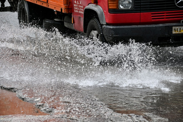 Κακοκαιρία – Εκκένωση οικισμού κοντά στο Αγρίνιο – Ανεβαίνει η στάθμη του νερού στη λίμνη Λυσιμαχεία