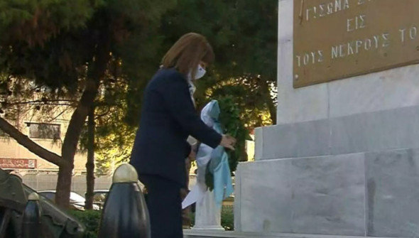 28η Οκτωβρίου – Κατάθεση στεφάνου από την Κατερίνα Σακελλαροπούλου πριν τη στρατιωτική παρέλαση