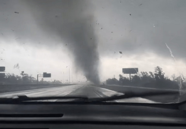 Τέξας – Η στιγμή που ανεμοστρόβιλος «κόβει στα δύο» αυτοκινητόδρομο