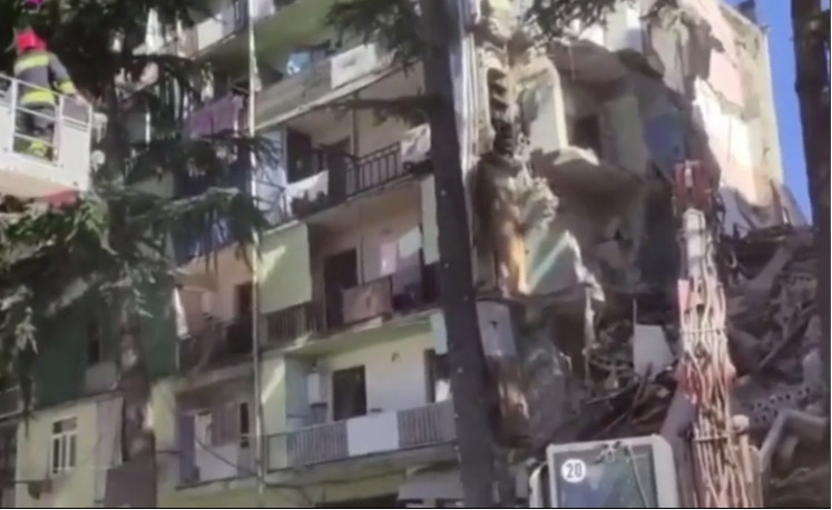 Κατέρρευσε πενταώροφο κτίριο στη Γεωργία - Παγιδευμένοι στα χαλάσματα