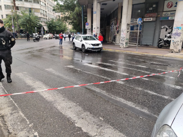 Αυτοκίνητο έπεσε πάνω σε μηχανές της ΔΙ.ΑΣ στο κέντρο της Αθήνας – Πυροβολισμοί από αστυνομικό