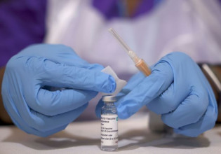 Τρίτη δόση εμβολίου – Τι ισχύει με τις παρενέργειες σε σχέση με τις πρώτες δόσεις