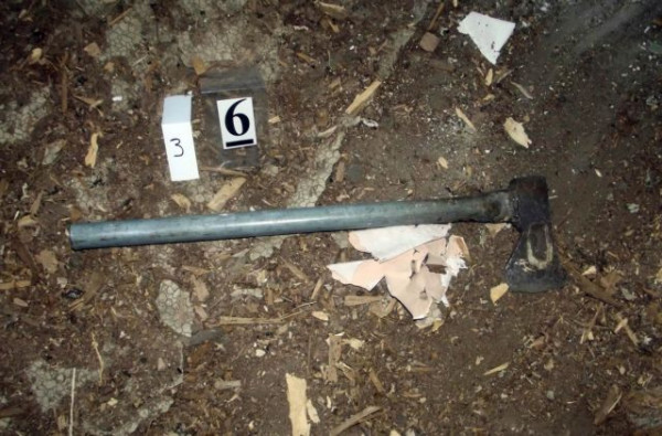 Βόλος – Έσπασε την πίσω πόρτα σπιτιού με …τσεκούρι για να το διαρρήξει